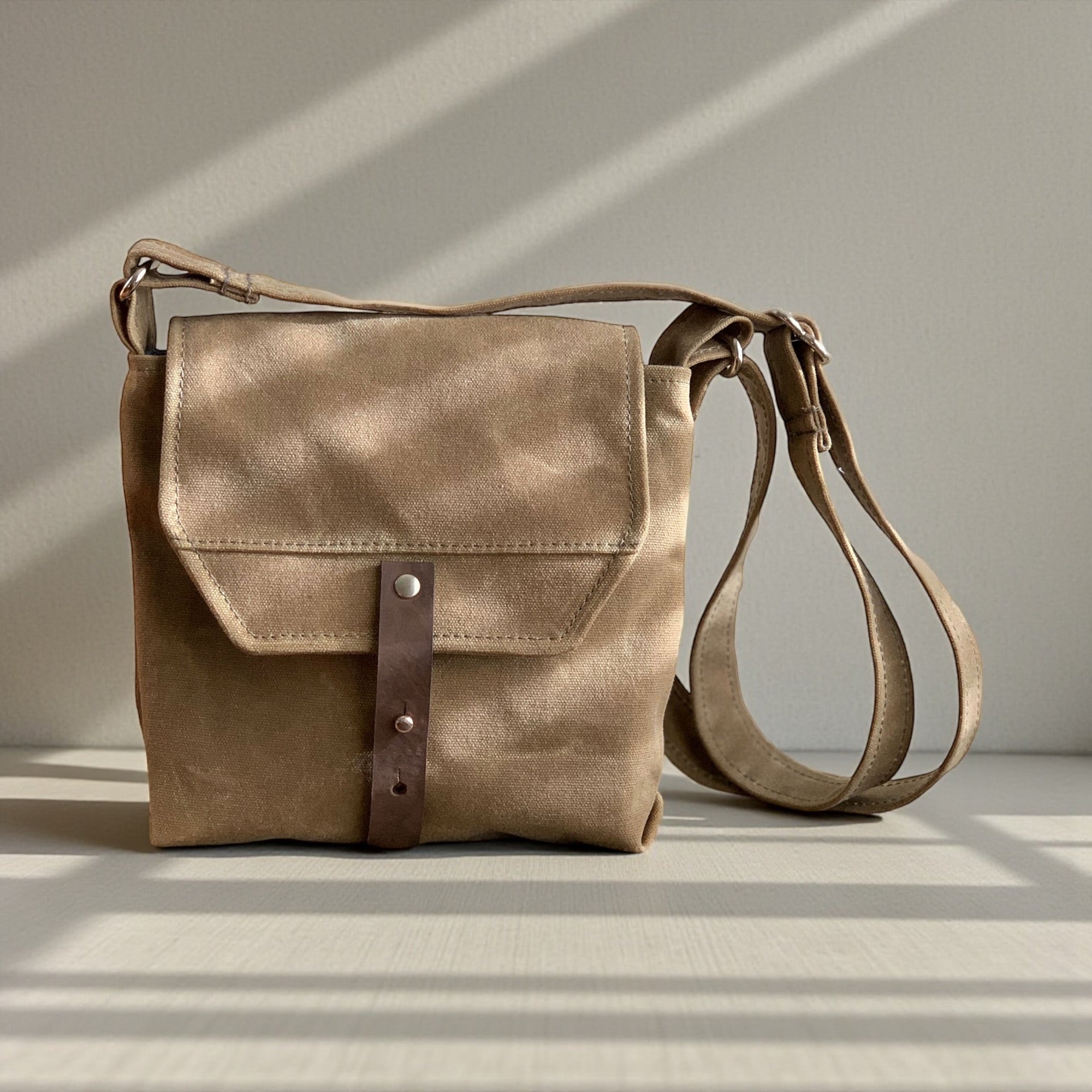 Hobe Waxed Canvas Crossbody Satchel – Lightweight Everyday Bag for Travel &amp; Daily Use